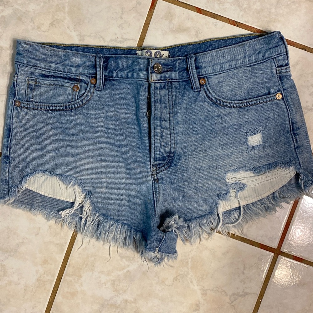 We The Free shorts size 29 button fly. Pockets show. Very stylish.